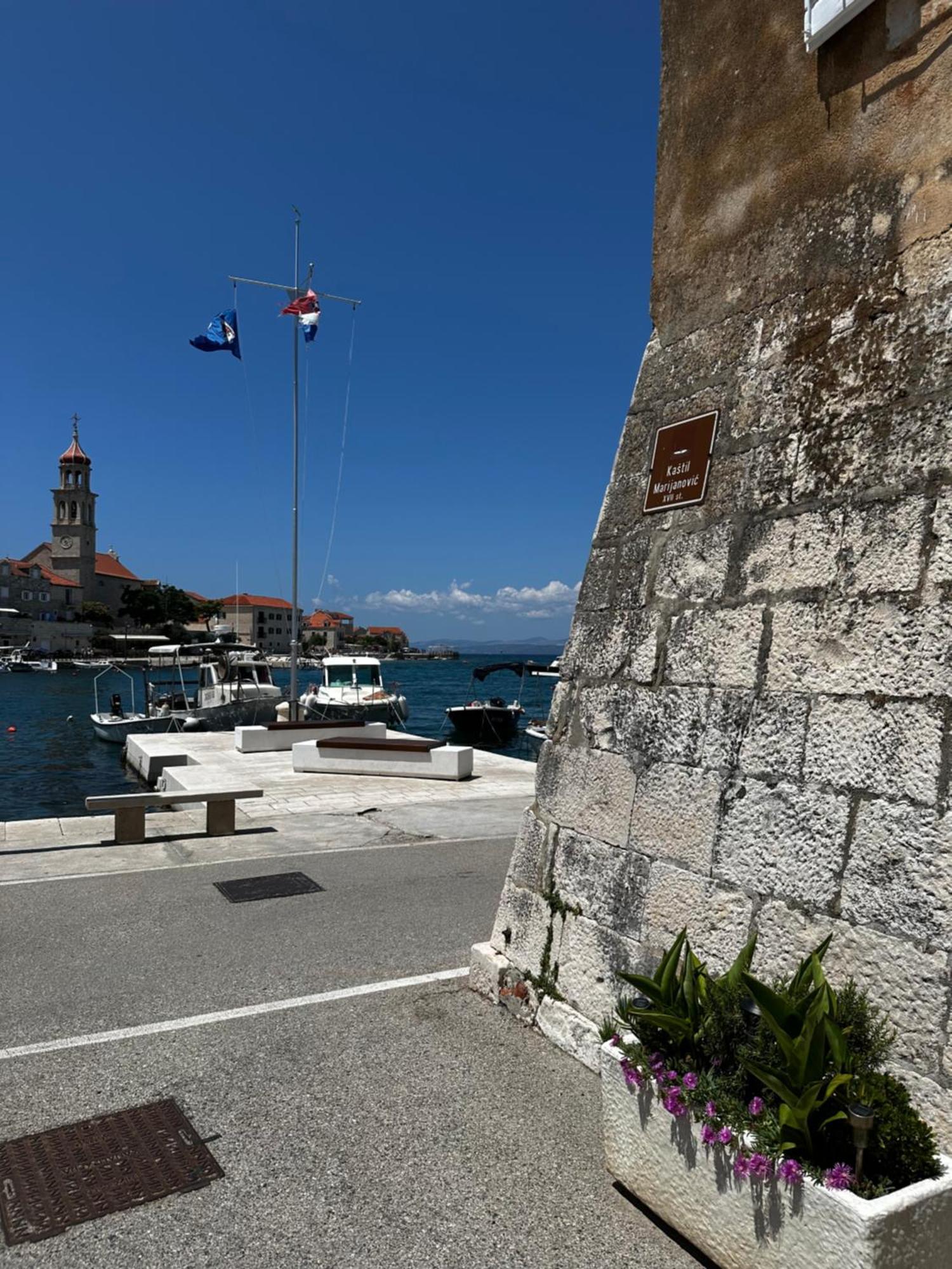 Castel Nonna Franka Lägenhet Sutivan Exteriör bild