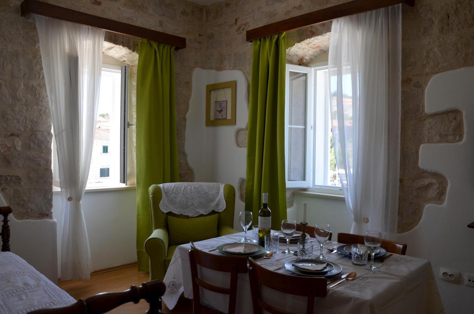 Castel Nonna Franka Lägenhet Sutivan Exteriör bild
